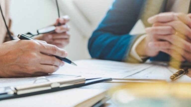 עורך דין נגד משרד הרווחה